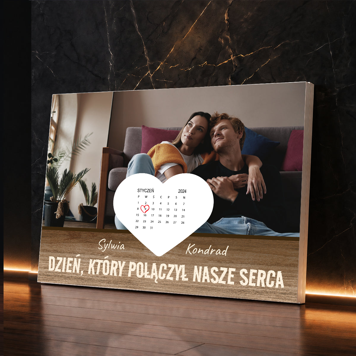 Kolaż zdjęć na płótnie dla pary z kalendarzem, zaznaczoną datą, wspólnym zdjęciem i romantyczną dedykacją