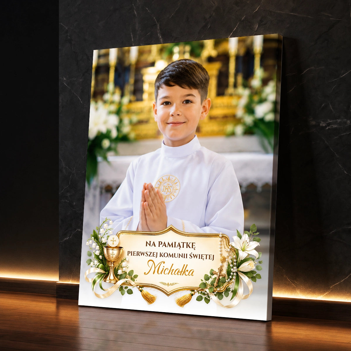 Personalizowany portret komunijny chłopca ze zdjęcia na płótnie z napisem „Na pamiątkę Pierwszej Komunii Świętej” i imieniem dziecka.