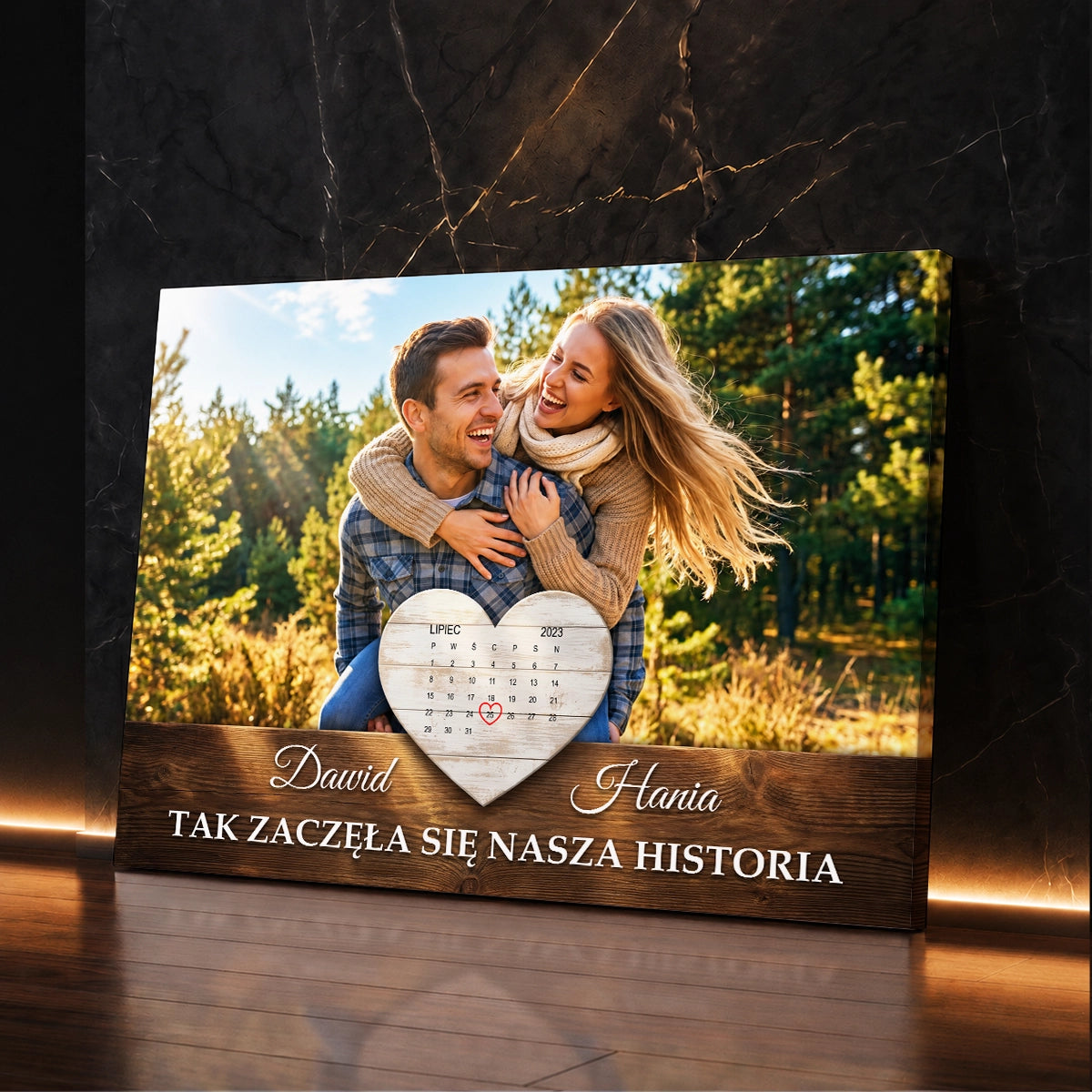 Personalizowany prezent na rocznicę dla pary - zdjęcie pary na płótnie z kalendarzem w kształcie serca