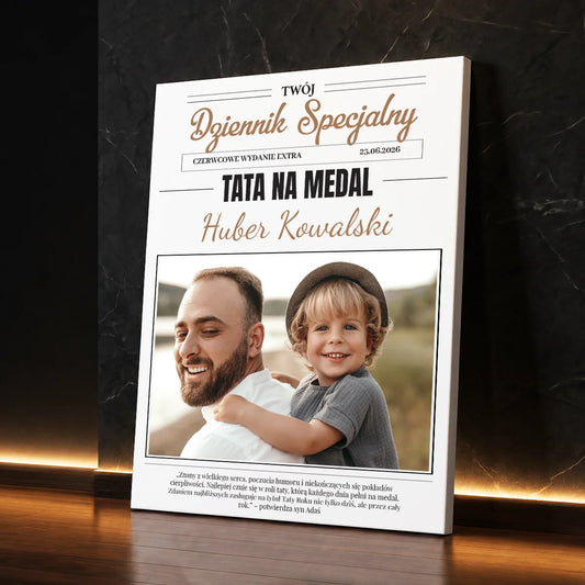 Personalizowany plakat dla taty w stylu gazety z własnym zdjęciem, tytułem „Tata na Medal” i indywidualną dedykacją