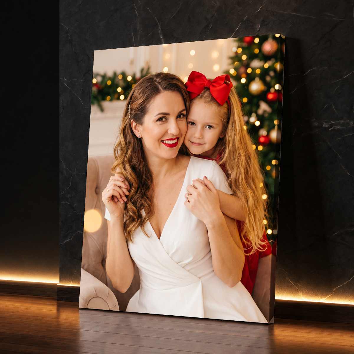 Personalizowany prezent dla mamy na święta - zdjęcie na płótnie z mamą i córką przy choince